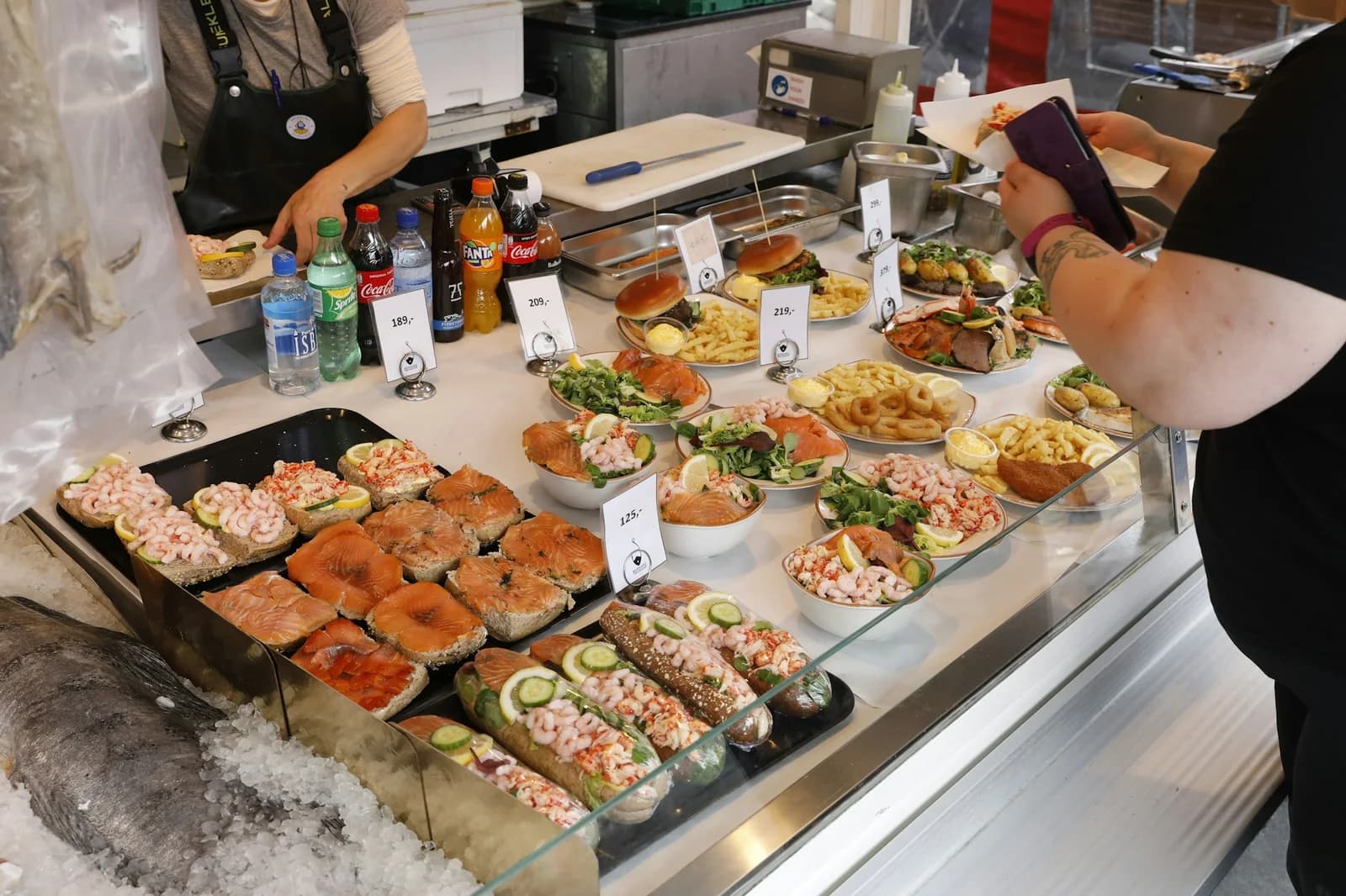 En matdisk med åpne smørbrød, laks og reker