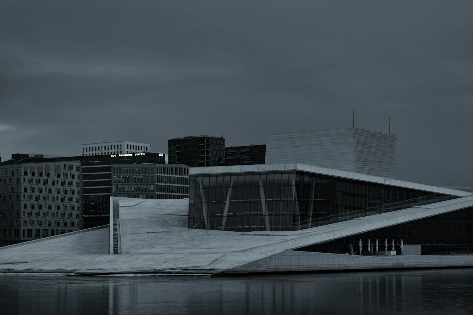Operahuset i Oslo ved vannet under en grå himmel